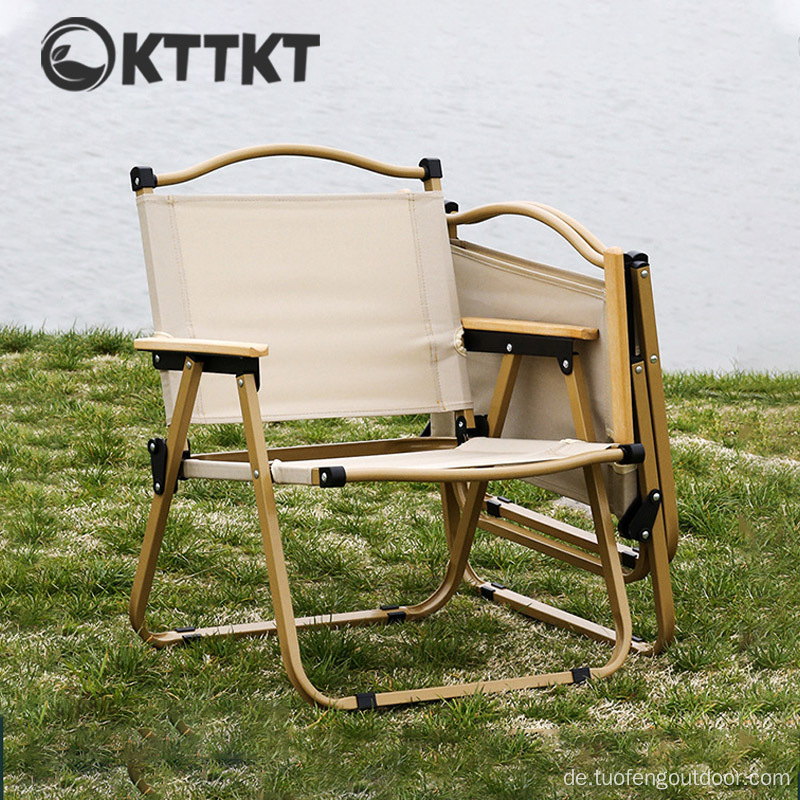 Der Kermit Stuhl im Freien mit reisenden Campingstühlen im Freien