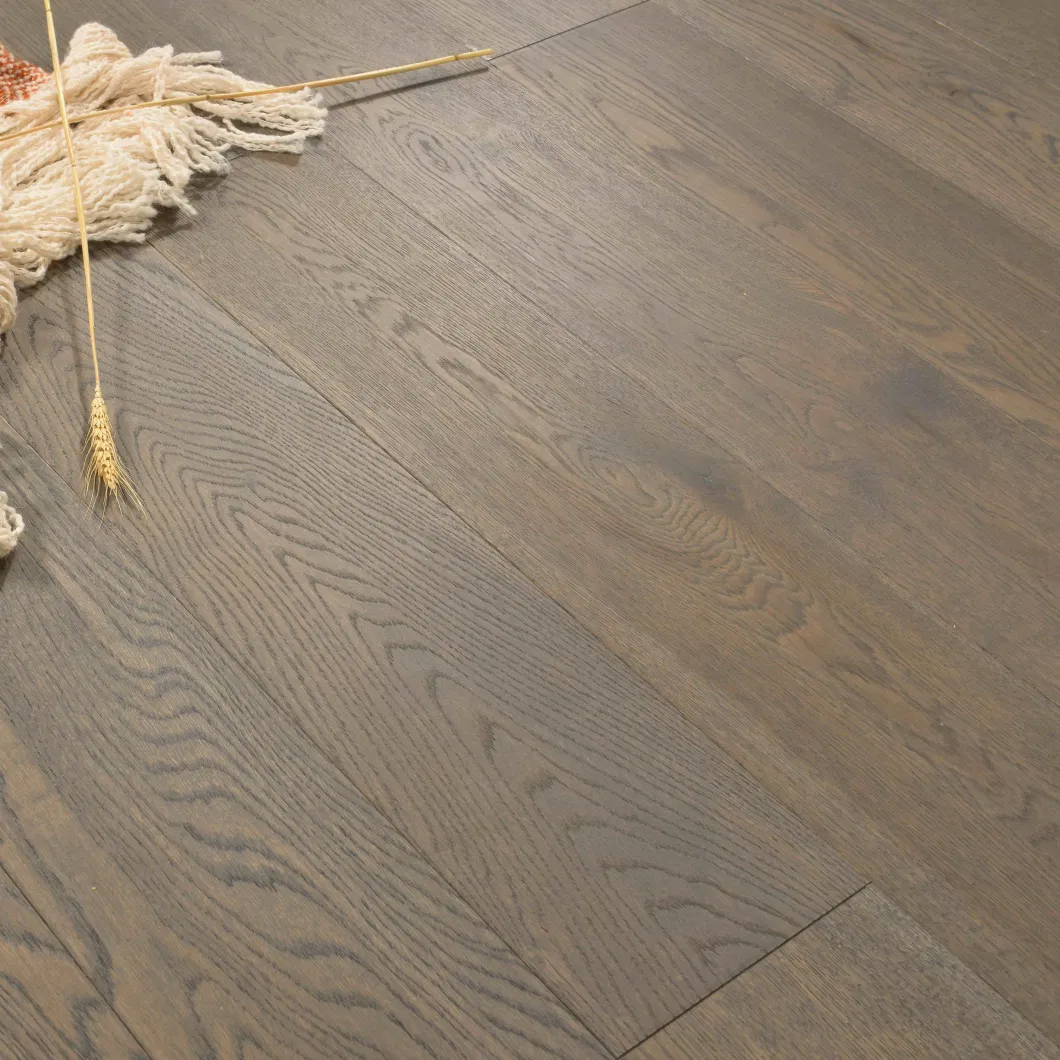 Léger brossé avec un plancher en bois de parquet en bois de chêne brillant moyen brillant