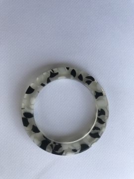 Recycled recycled resin clothing buttons