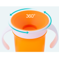 カスタムベイビー360 Sippy Cupを飲む