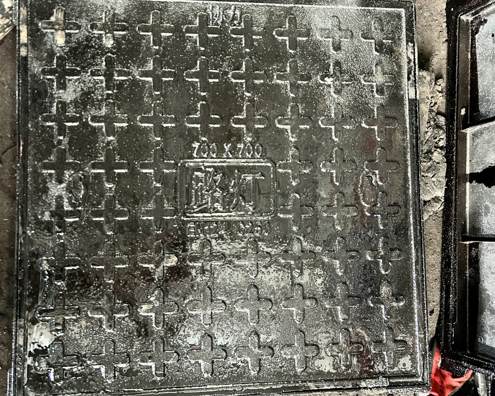700x700 c250square manhole cover