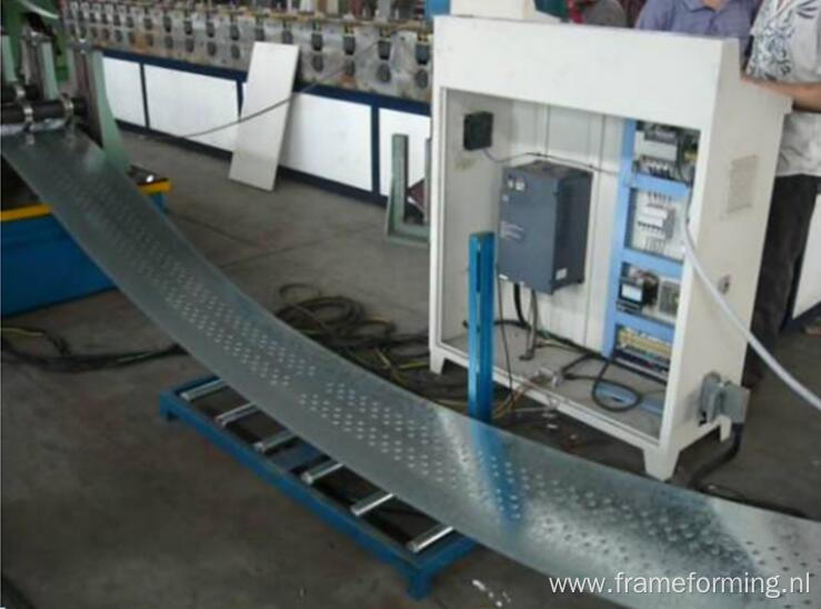 Scaffolding panel roll forming machine