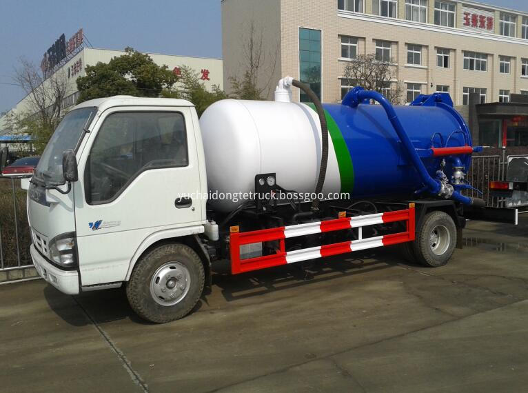 ISUZU NKR vacuum sewage suction tank