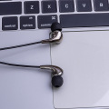 الجملة OEM جديدة من ستيريو ثنائية سلكية في الأذن MP3 Music Earphone