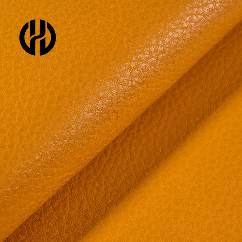 Гладка и мека ръка, докосваща се от Pu кожа