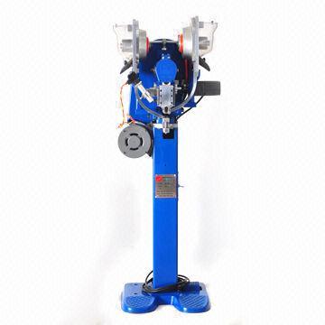 Automatic snap button fastening machine with fastening snaps
