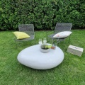 Unregelmäßiger glatte weiße Beton -Terrasse Tisch