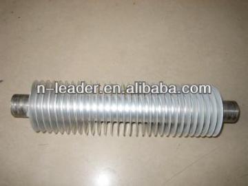 Straight fin heat radiating pipe