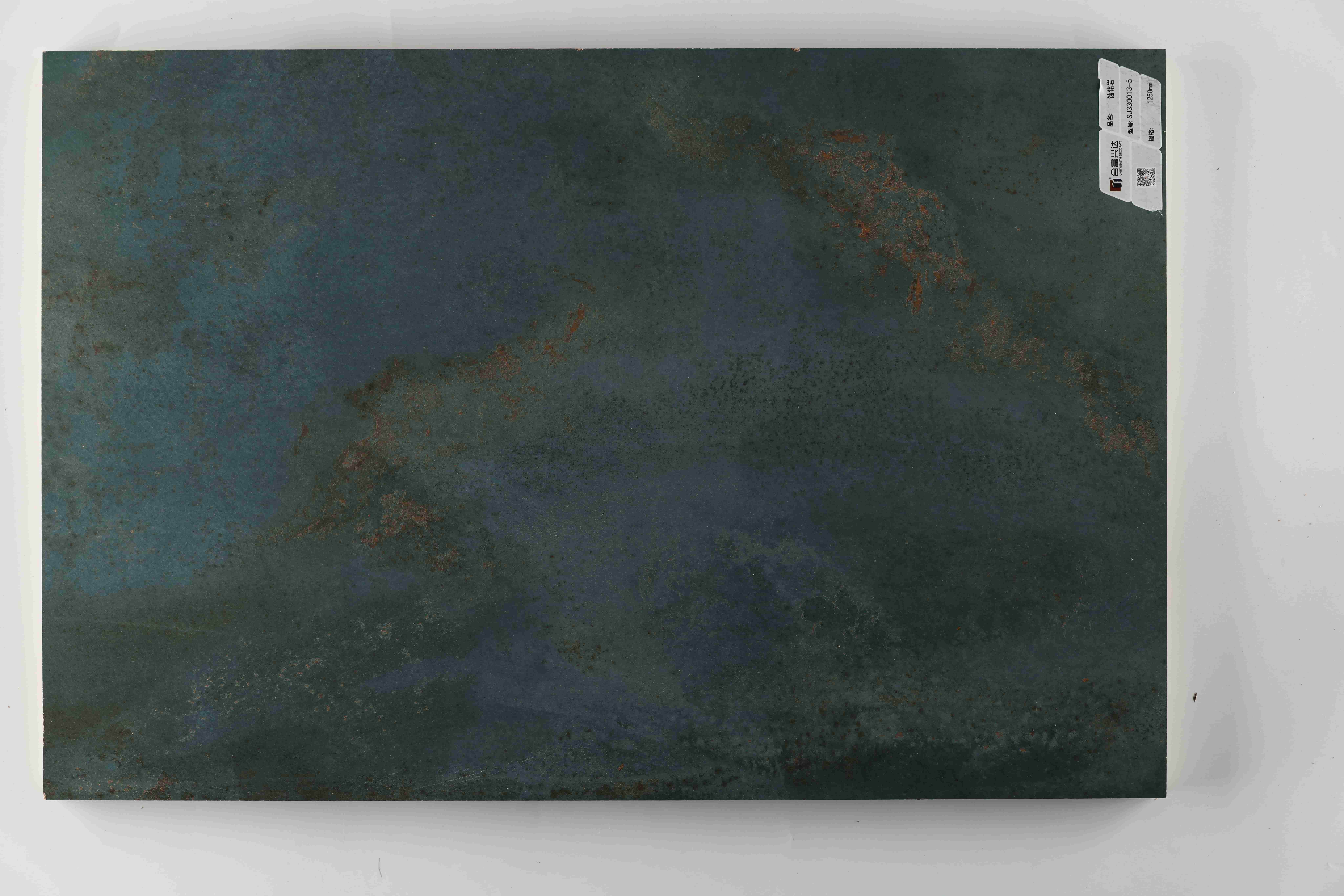 Tampilan Jarak Dekat Tekstur Batu Basal Terkikis Gelap SJ33013-5