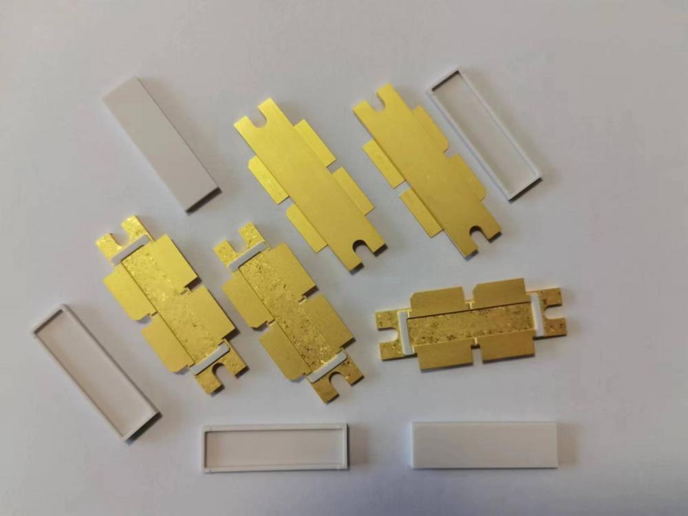A standard flanged package for high-power RF transistors