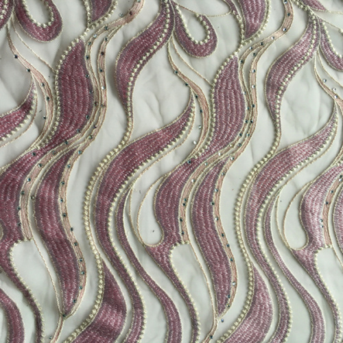 Conception de géométrie avec broderie strass sur tissu en maille