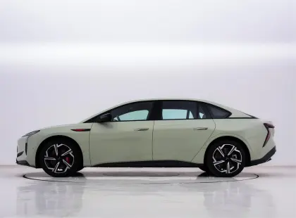 YYC Hot Sale: Chinese-Made Hongqi EH7 800KM Electric SUV