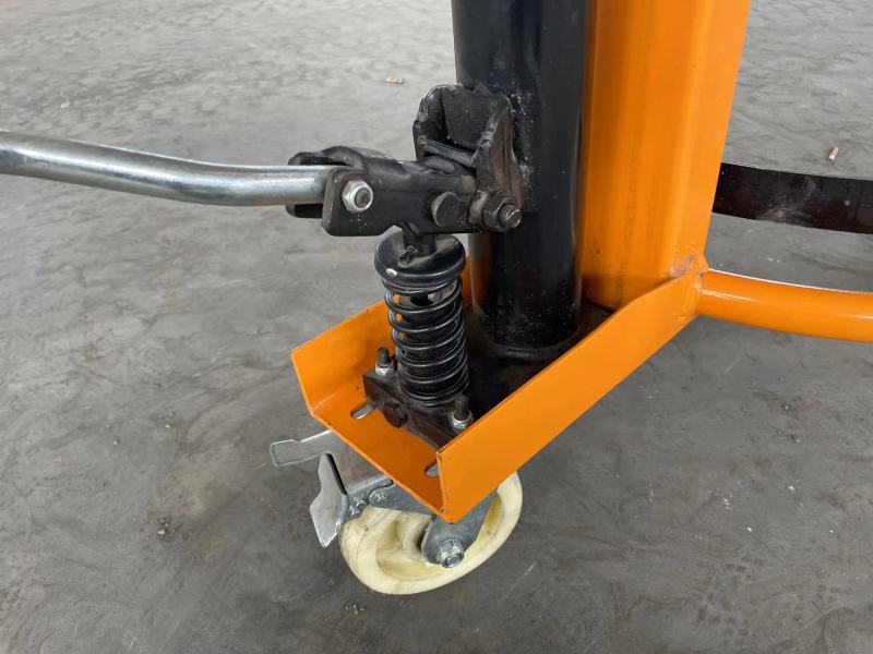 Quality Guarantee: Semicircle Oil Barrel Transportation with Tank Truck and Hydraulic Drum Handling