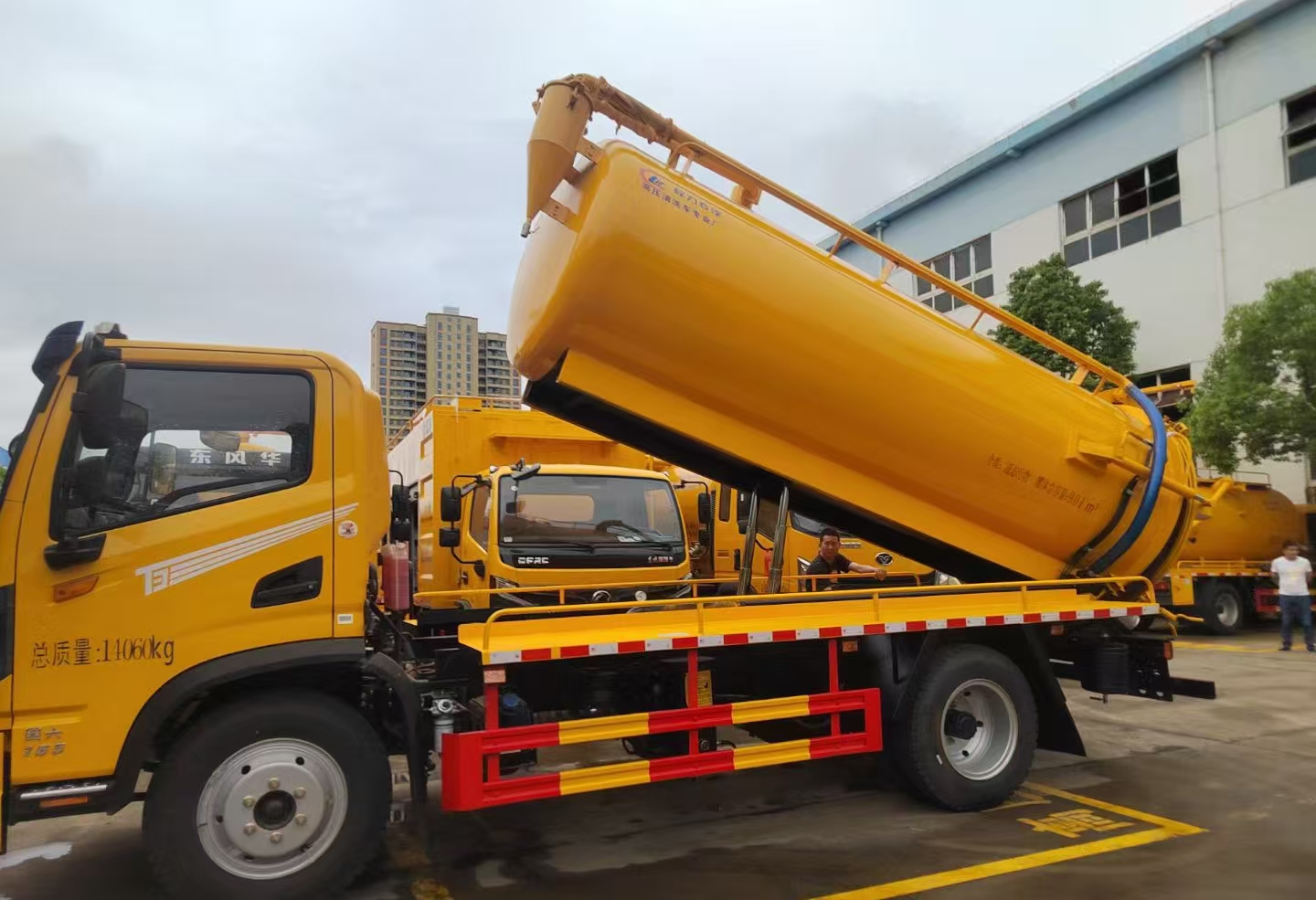 Dongfeng Vacuum Truck for Efficient Sewage Removal