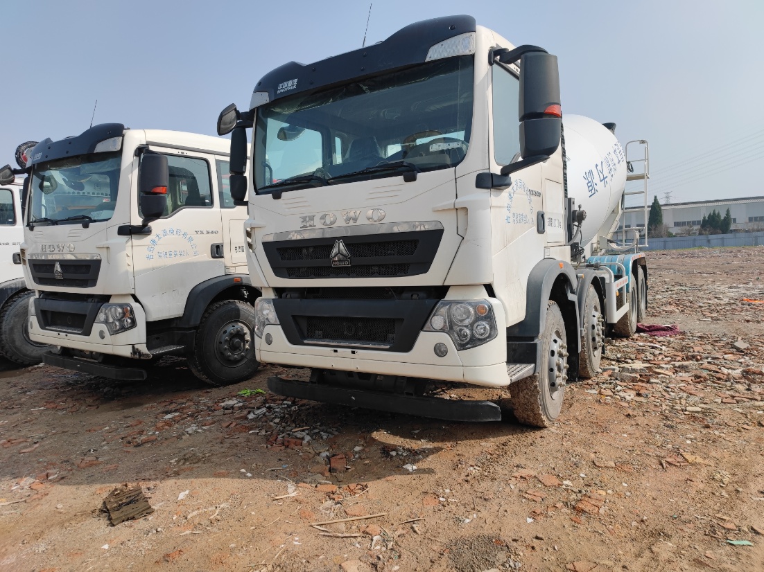 4-Axle 12-cubic-meter HOWO Chassis Concrete Mixer Truck