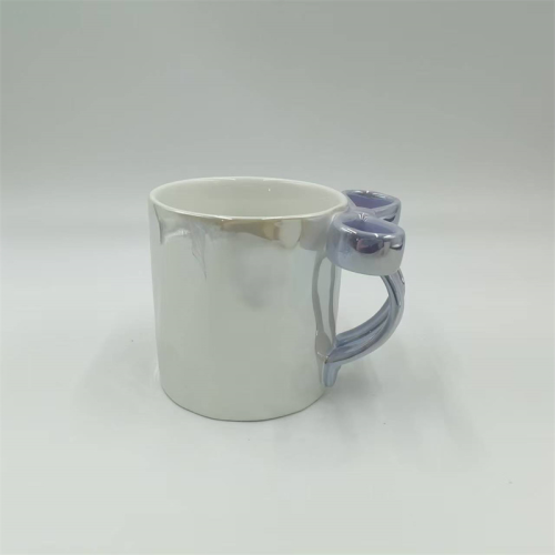 নীল হ্যান্ডেল সহ সাদা সিরামিক মগ