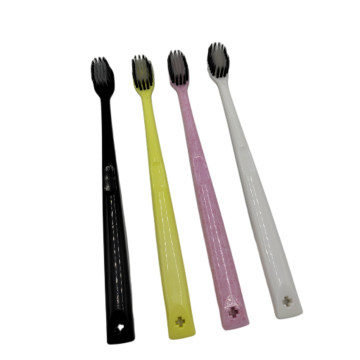 Five-Star Hotel Travel Essentials: Toothbrushes, Slippers, Combs, and Razors