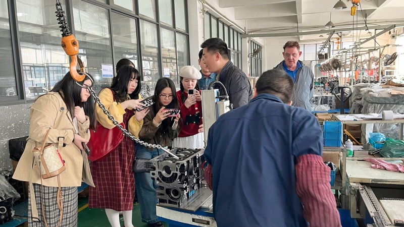 Former Ford engineer Mike and Cheng Zhihao's team visited the cam, cylinder head and cylinder block manufacturing plants