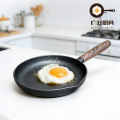Черная железная сковорода с антипригарным покрытием