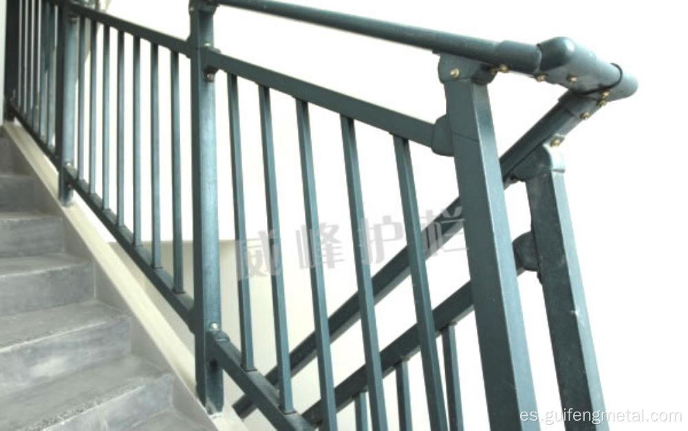 La barandilla de la escalera de aluminio es elegante y atmosférica