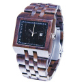 Reloj de madera natural del hombre cuadrado