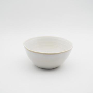 Ručně malované porcelánové nádobí s bílým stylem