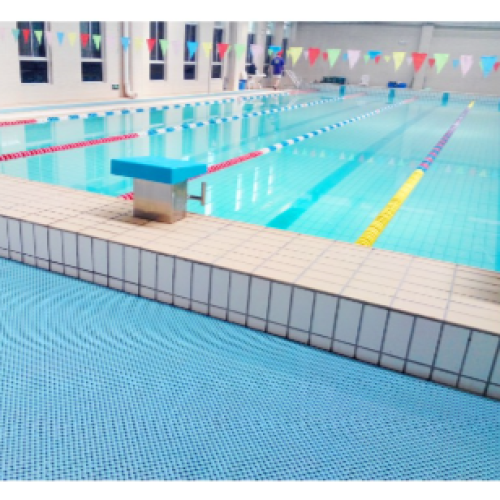 Áreas circundantes de la piscina y pisos de ducha