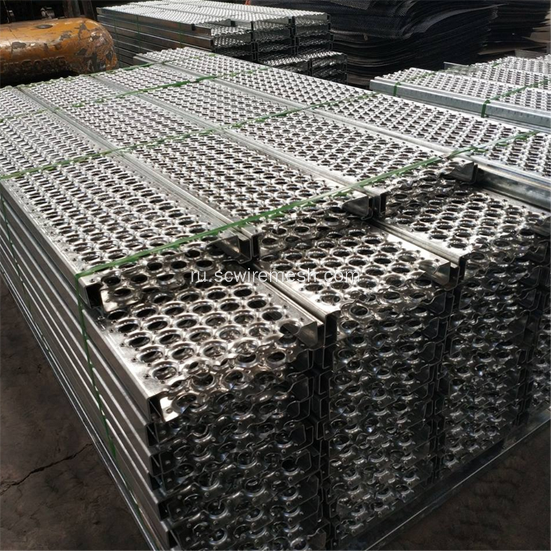 Промышленные ступеньки с решетчатой ​​металлической решеткой
