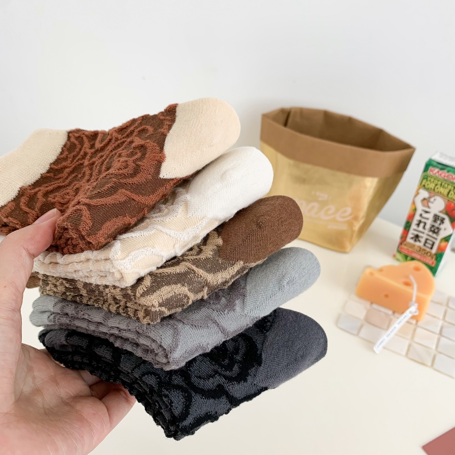 Naka -texture na cotton timpla ng medyas sa estilo ng retro