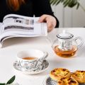 Taza de té de vidrio de té de cerámica europea con tetera y copa apilable de porcelana infusor en una porcelana una persona