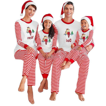 Feliz Navidad con estampado de pijamas navideños familiares