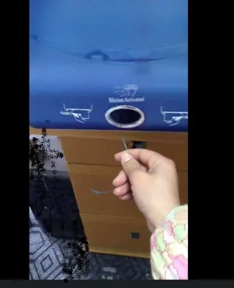 Dental floss machine with automatic detection
