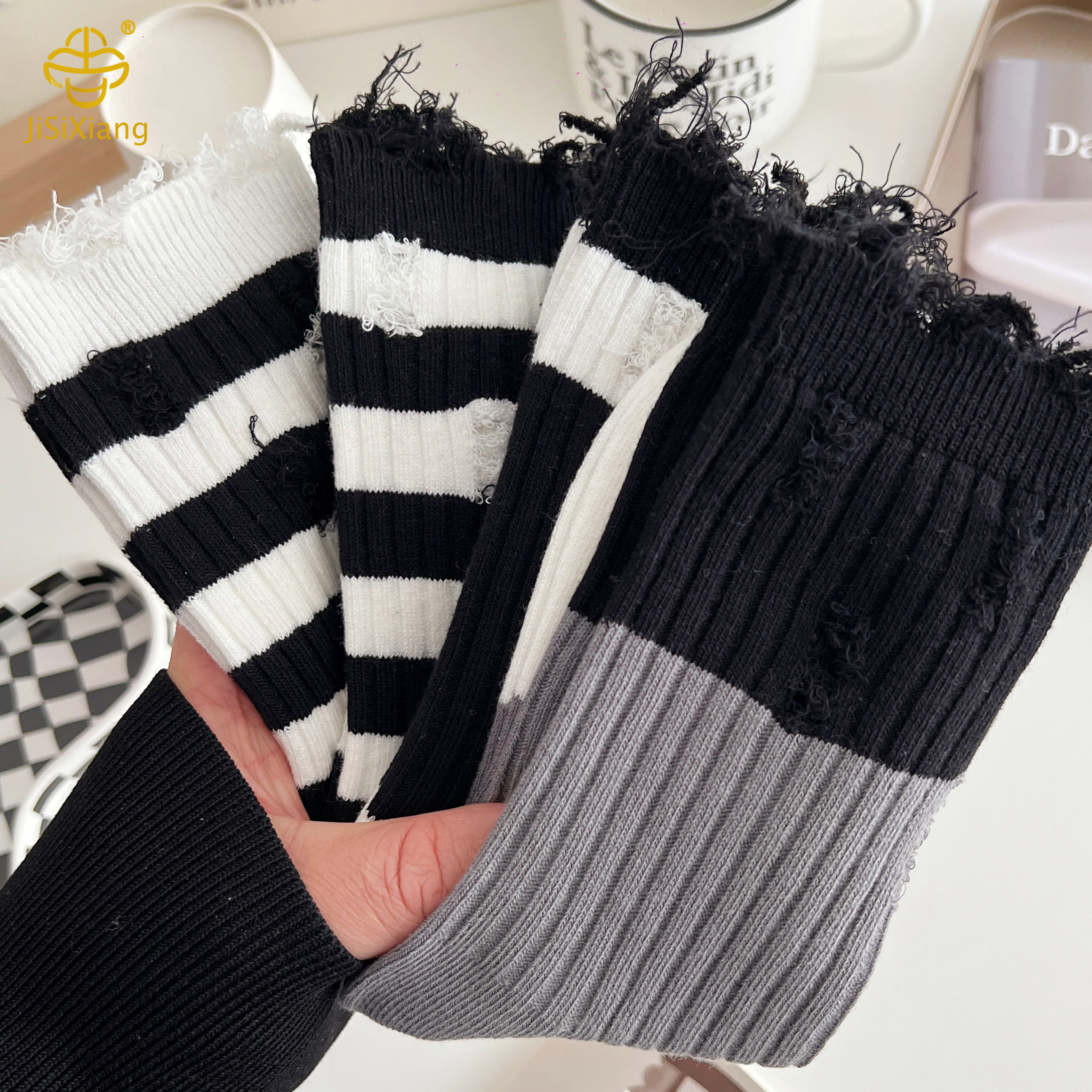 흑백 줄무늬 구멍 거지 양말