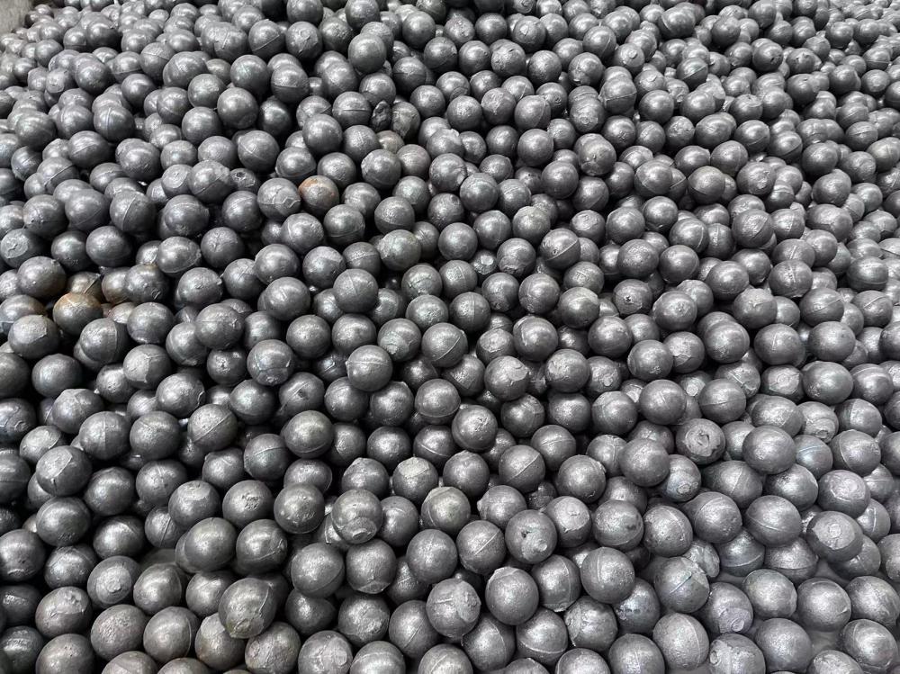 Wear resistant high chromium alloy ball