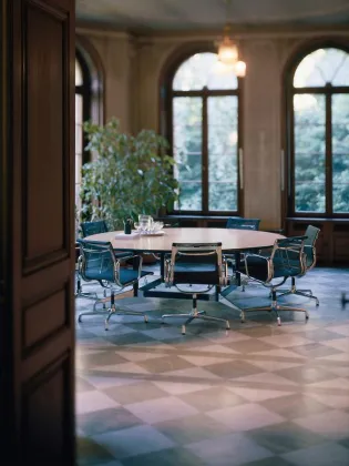 Eames Style EA108 Aluminium Office Chair With Armrest