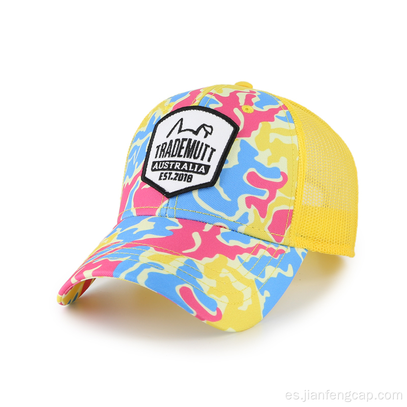 Gorra de camionero con estampado de colores y etiqueta tejida