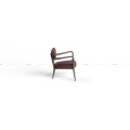 Sillón de curva elegante con asiento de cuero rojo intenso
