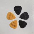 Pick gitar pom berwarna -warni