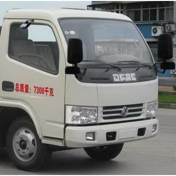 Camion de balayeuse de rue de Dongfeng 5.5CBM à vendre