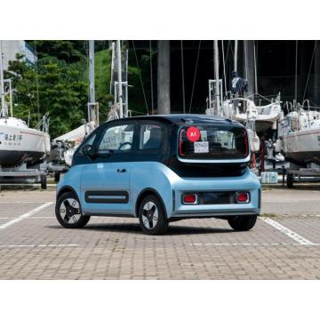 Coche eléctrico de 3 puertas y 4 plazas.