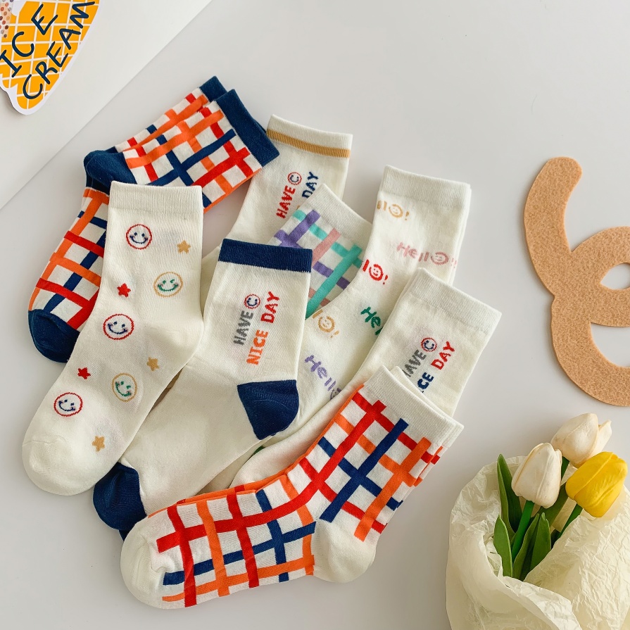 Masigasig na medyas ng mid-calf na may nakangiting pattern ng mukha