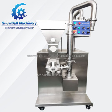 Çikolata parçaları, fındık ve marshmallow ile dondurma içerikli besleyici makinesi