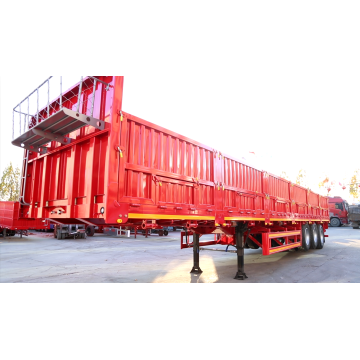 Vícenápravový červený nákladní návěs