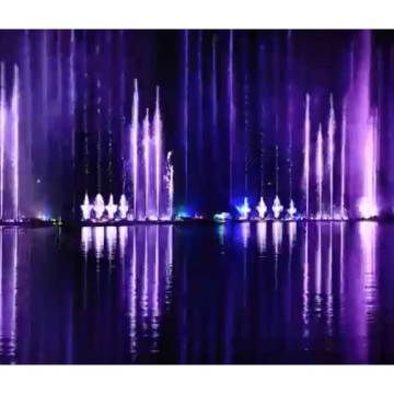 Парк живописный большой музыкальный фонтан танцует