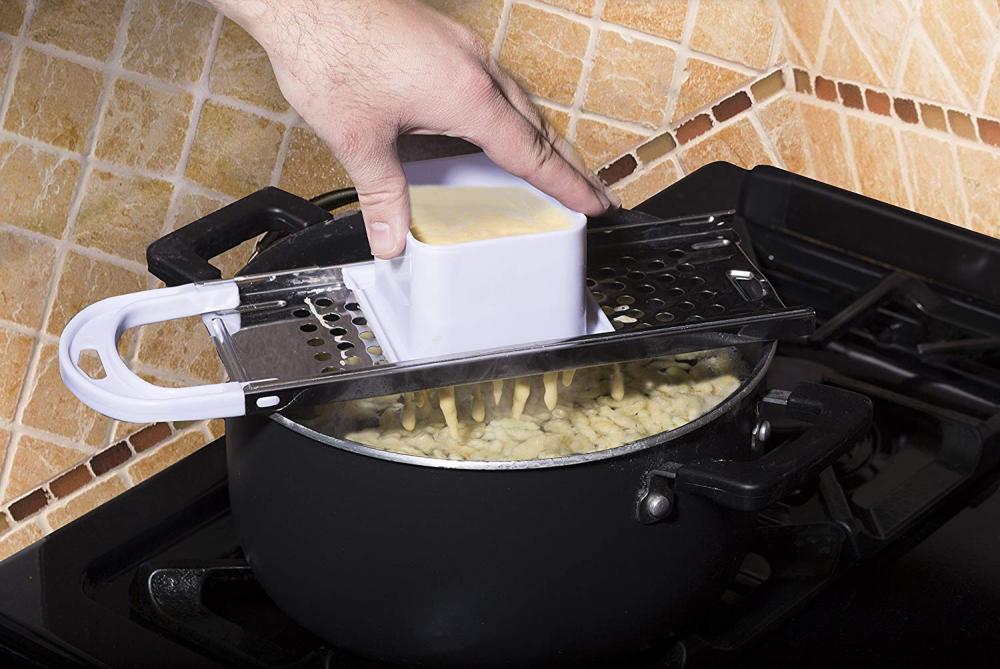 Hecho en casa bola de masa de fideos que hace la herramienta con rallador