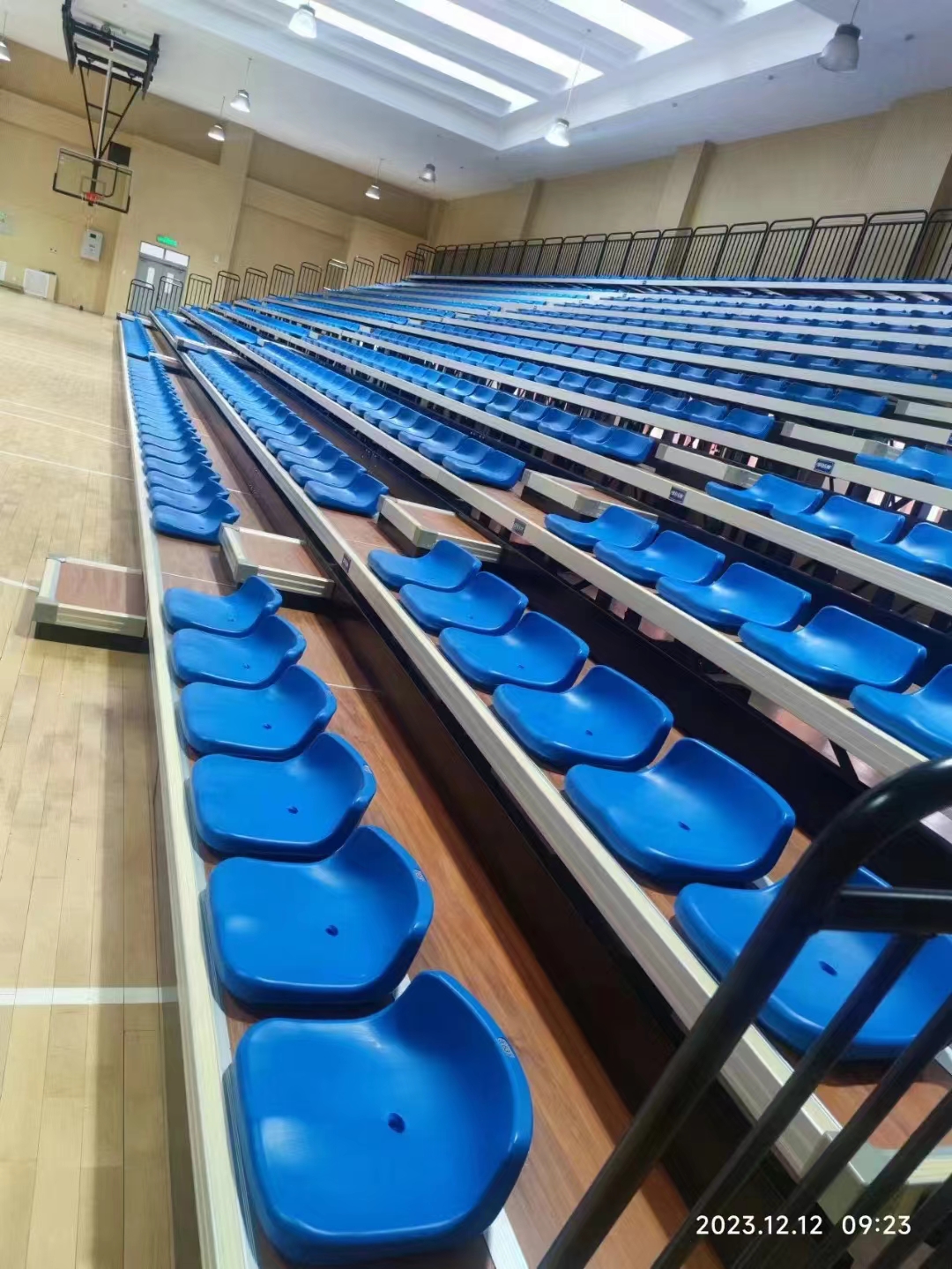 Electrical telescopic bleacher seat