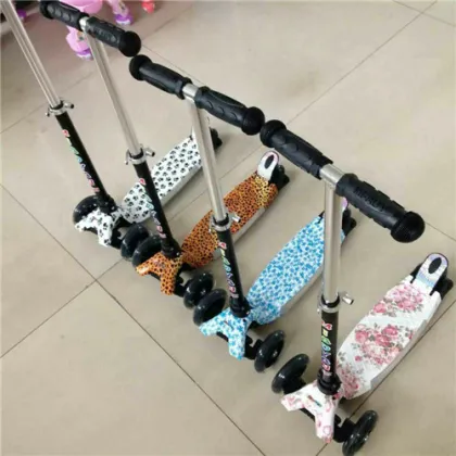 Three Wheel Mini Plastic Child Scooter
