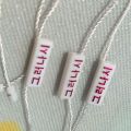 Hang papieren label met string voor kleding