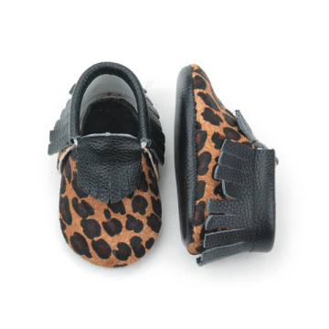 Mocassins com padrões de leopardo bebê de couro real