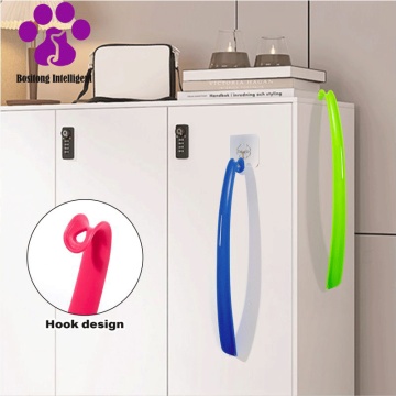 आसान फुटवियर प्रवेश के लिए लंबे हैंडल वाला शूहॉर्न